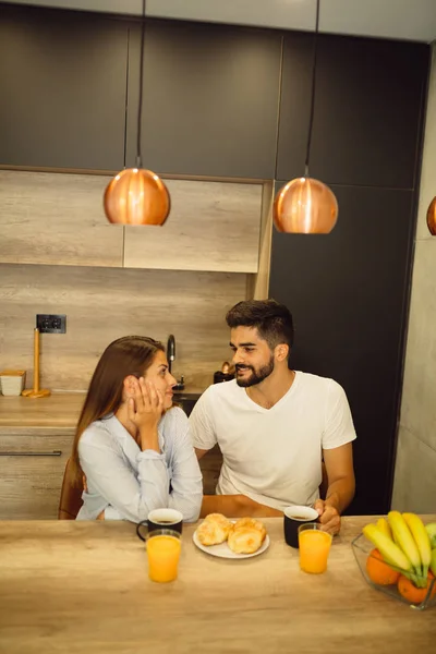 Retrato Jovem Casal Desfrutando Café Manhã Juntos — Fotografia de Stock