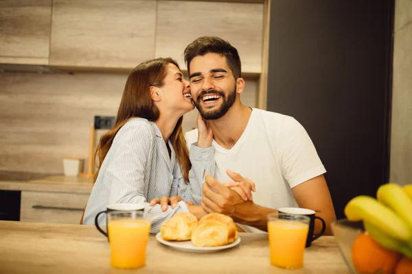 Молодая Красивая Пара Веселится Пока Завтракают Пьют Кофе Утрам — стоковое фото
