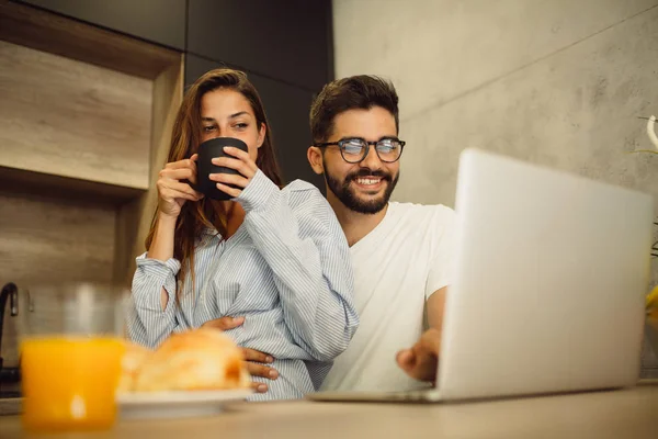 Ung Man Använder Bärbar Dator Och Hålla Sin Flickvän Knä — Stockfoto