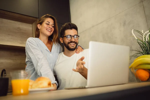 Portrait Young Couple Looking Laptop Together Morning — Stock Photo, Image