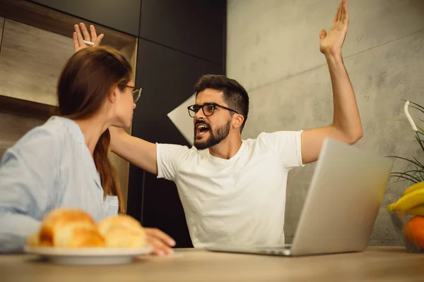 Jeune Homme Colère Discutant Avec Femme Dans Cuisine Matin — Photo