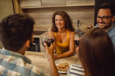 Kırmızı şarap ile masada otururken tezahürat insan portresi. Arkadaşlar kendi gözlük bir tost bir kafede yetiştirme.