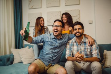 Kendi favori spor takımı TV izlerken ve bira içme arkadaş grubu