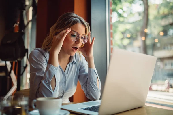 Portretul Unei Tinere Femei Afaceri Ochelari Care Lucrează Laptopul Cafenea — Fotografie, imagine de stoc