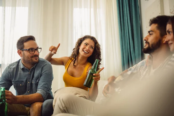 Group Friends Having Fun Drinking Beer Home — Stock Photo, Image