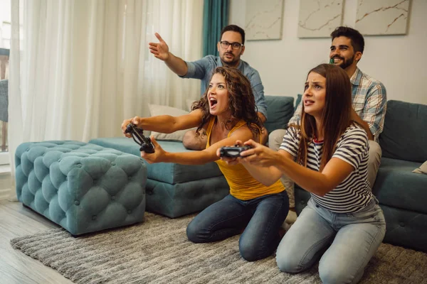 Quién Ganará Amigos Emocionados Están Jugando Videojuegos Casa —  Fotos de Stock