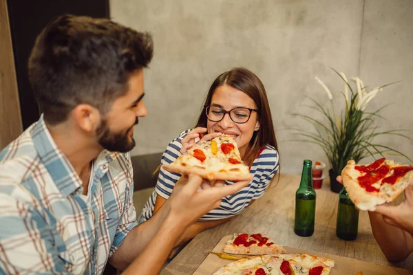 Pareja Joven Bebiendo Cerveza Disfrutando Pizza Juntos — Foto de Stock