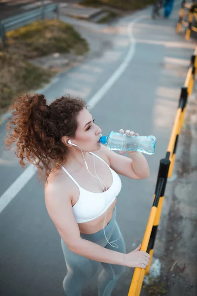 Portrait Young Female Athlete Sportswear Who Drinking Water Bottle While — Stock Photo, Image