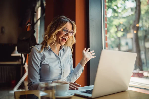 Zárja Lövés Mosolygós Szőke Online Hívás Laptop Kávézóban Ülve — Stock Fotó