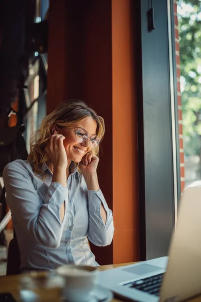 Young Blonde Woman Blue Shirt Listening Favorite Music Earphones While — Stock Photo, Image