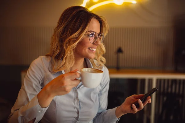 Bliska Zdjęcie Młodej Kobiety Blondynka Picia Kawy Trzymając Telefon Komórkowy — Zdjęcie stockowe