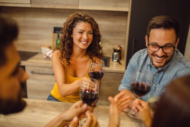 Evde şarap kırmızı içme arkadaş grubunun yakın çekim yakın çekim.