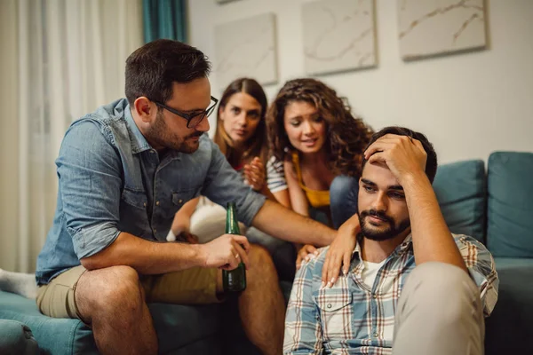 Grupo Jovens Confortando Seu Amigo Chateado Discutir Problemas Casa — Fotografia de Stock