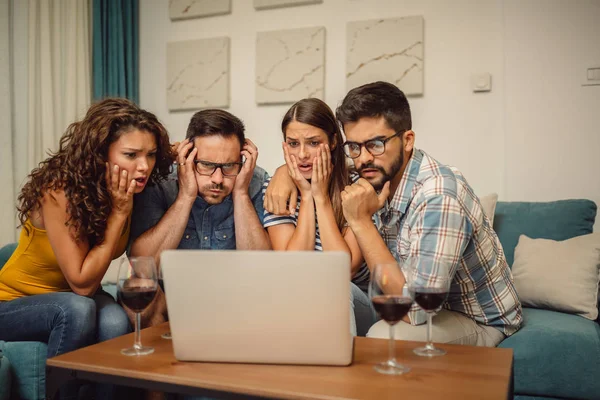 Gruppe Aufgebrachter Freunde Schaut Film Auf Laptop Und Trinkt Rotwein — Stockfoto