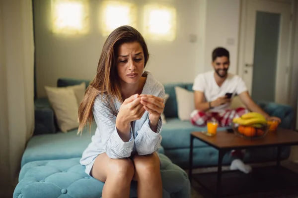 Upprörd Par Hemma Vacker Och Hennes Pojkvän Har Gräl — Stockfoto