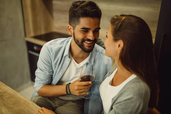 Amor Está Bela Jovem Casal Amoroso Sentado Perto Outro Beber — Fotografia de Stock