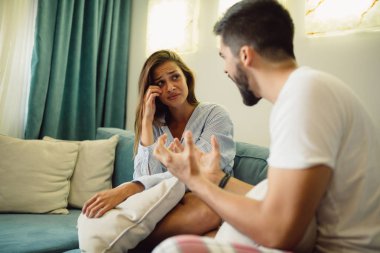 Sabahları evde erkek değişkeniyle yaparken gözyaşları içinde genç esmer olduğunu