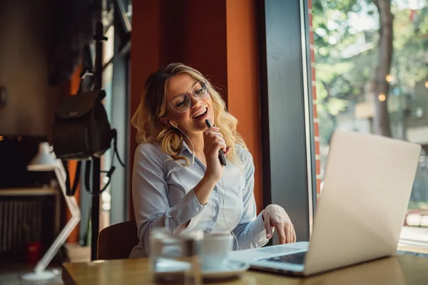 Beautiful Blond Woman Enjoying Favorite Music Using Mobile Phone Microphone — Stock Photo, Image