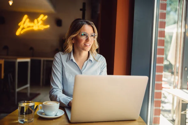 Bella Giovane Donna Affari Con Sorriso Che Lavora Con Computer — Foto Stock