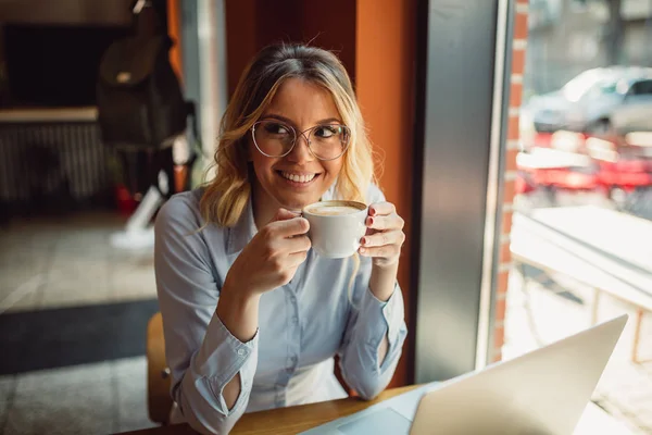 Belle Jeune Femme Affaires Avec Sourire Boire Café Tout Étant — Photo