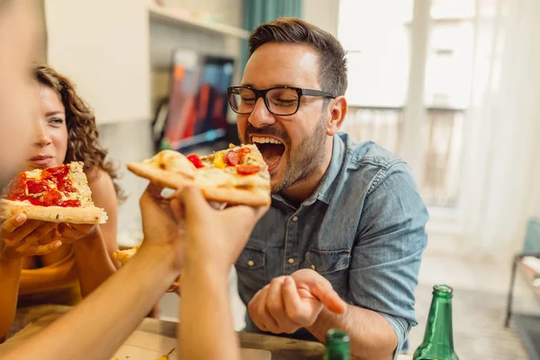 Having oyunculuk, evde taze bira ve lezzetli pizza ile arkadaş grubu