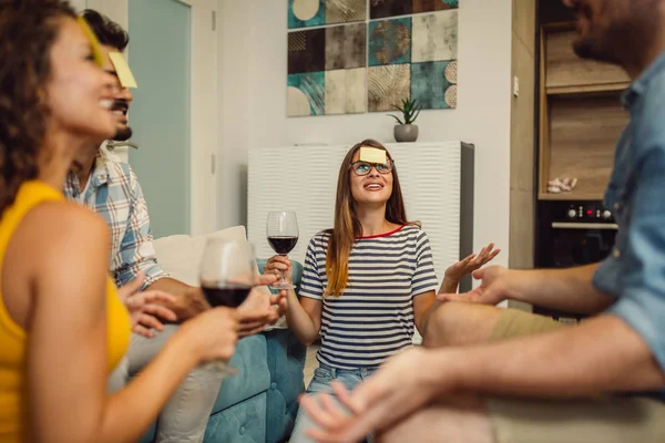 Grupo Amigos Jugando Juegos Sociales Mientras Beben Vino Casa — Foto de Stock