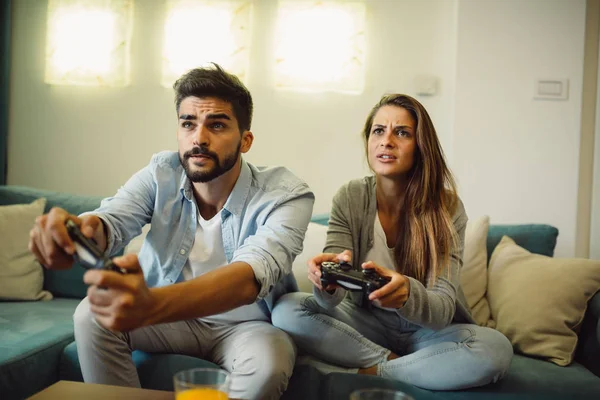 Retrato Pareja Joven Jugando Videojuegos Mientras Está Sentada Sofá Casa —  Fotos de Stock