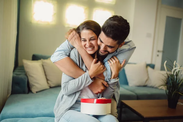 Hombre Sonriente Sorprende Novia Con Regalo Caja Forma Corazón Casa — Foto de Stock