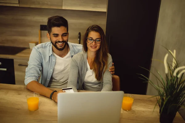 Portrait Young Couple Laptop Computer Credit Card Buying Internet — Stock Photo, Image