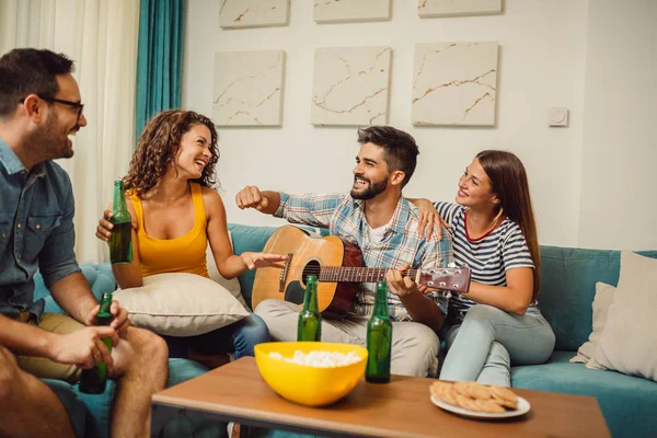 Grupo Jovens Amigos Felizes Tendo Festa Casa Com Guitarra Cerveja — Fotografia de Stock