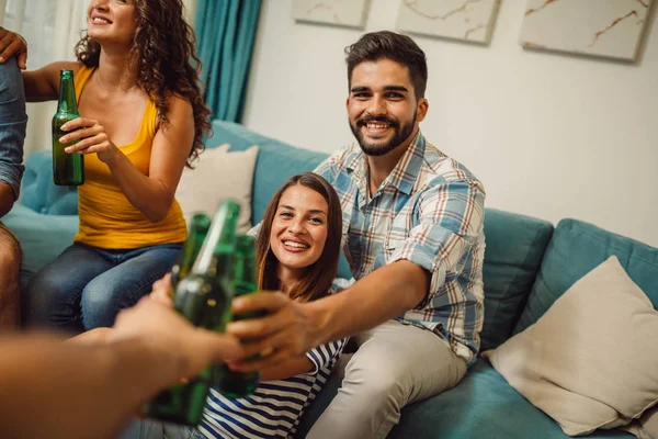 Cheers Group Young Friends Enjoying Home While Drinking Beer Together — Stock Photo, Image