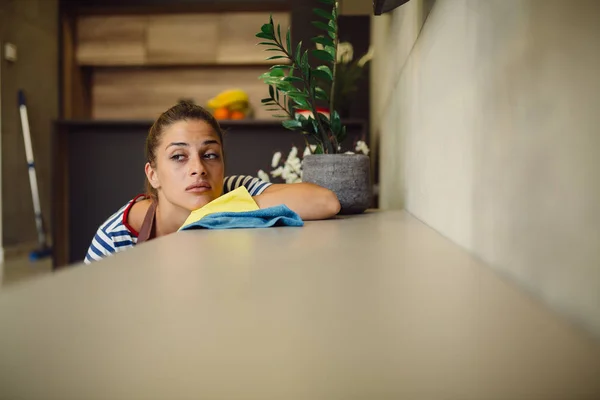 Müde Junge Frau Schutzhandschuhen Putzt Ihr Haus Mit Sprayer Und — Stockfoto