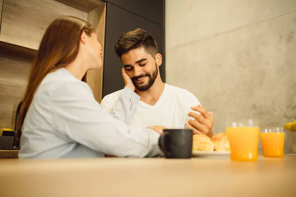 Portrait Couple Enjoying Morning Moments While Having Breakfast — Stock Photo, Image