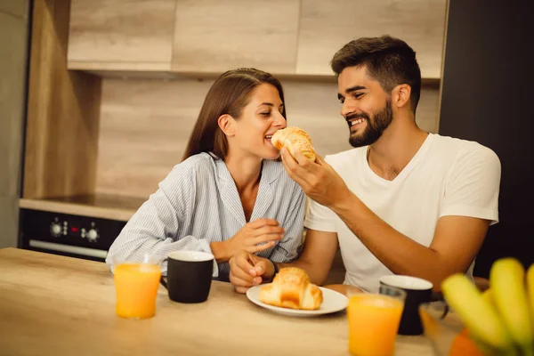 Casal Feliz Compartilhando Seu Café Manhã Cozinha Manhã — Fotografia de Stock