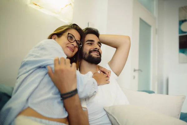 Mulher Bonita Abraçando Seu Homem Enquanto Desfruta Tempo Juntos Casa — Fotografia de Stock