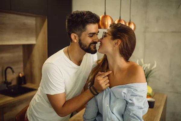 Casal Apaixonado Passar Tempo Juntos Casa Momentos Românticos Cozinha — Fotografia de Stock