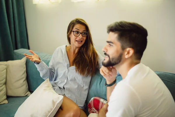 Retrato Casal Caucasiano Tem Uma Discussão Casa Pela Manhã — Fotografia de Stock