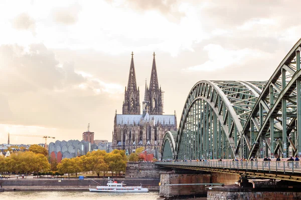 Kolognia Niemcy Wspaniała Katedra Kolonii Most Hohenzollern Jasnym Jesiennym Słońcu — Zdjęcie stockowe