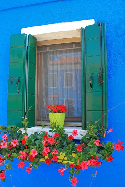 Burano Venecia Italia Julio 2018 Ventana Casa Azul Con Persianas — Foto de Stock