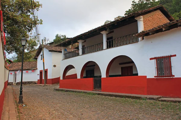 Estilo Tradicional Vermelho Branco Casas Coloridas Com Telhados Tijolo Marrom — Fotografia de Stock