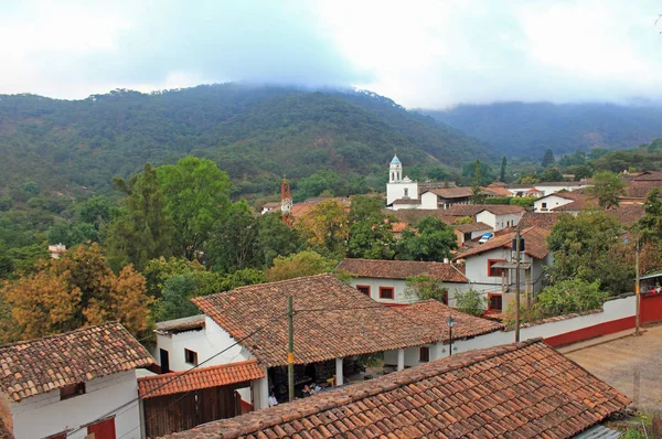 Cityscape, San Sebastian del Oeste, Jalisco eyaleti, Meksika. Arka planda ön planda tarihi evlerin kahverengi tuğla çatılar ve Sierra Madre dağları. 