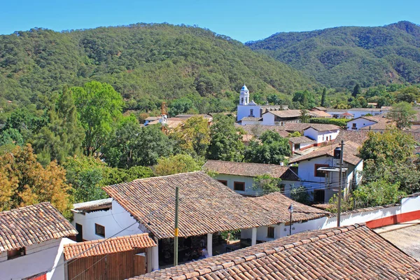Cityscape, San Sebastian del Oeste, Jalisco eyaleti, Meksika. Arka planda ön planda tarihi evlerin kahverengi tuğla çatılar ve Sierra Madre dağları. 