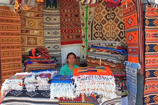 Pequeña Tienda Alfombras Por Calle Con Alfombras Colores Vendedor Sonriente — Foto de Stock