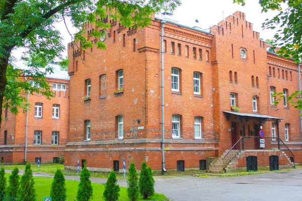 1901 yılında fabrikanın ustabaşları için tarihi tasarım ve tuğla duvarlara sahip iki katlı bir konut inşa edildi. Bina mimar Paul Alisch tarafından tasarlandı. Kırmızı tuğla kullanarak klasik İngilizce tarzı.