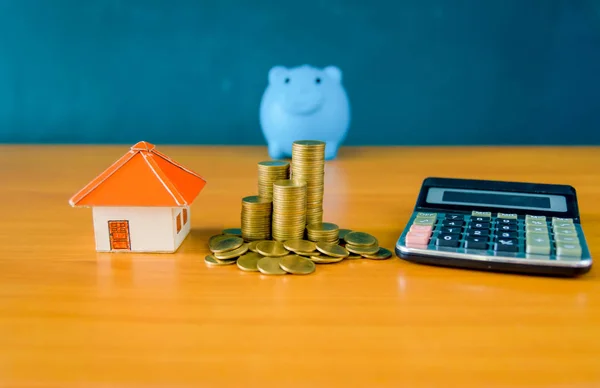 Banco Cerdo Azul Pila Monedas Casa Papel Amarillo Para Dinero — Foto de Stock