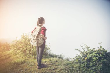 Sunset bulvarında fogg zirvesine zevk sırt çantası ile yenilikçi genç kız