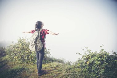 Kollarını ile mutlu hiker uzanmış, özgürlük ve mutluluk, bir