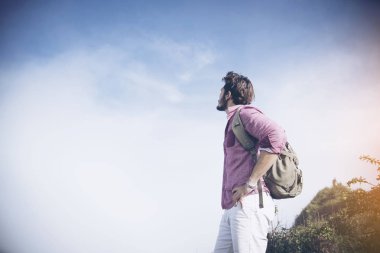 Genç adam ayakta üstüne uçurum yaz dağlarda günbatımı