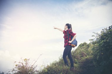 Sunset bulvarında fogg zirvesine zevk sırt çantası ile yenilikçi genç kız