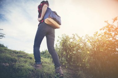 Dağ Zirvesi bulutlar üzerinde seyahat hayat Tırmanma adam Traveler